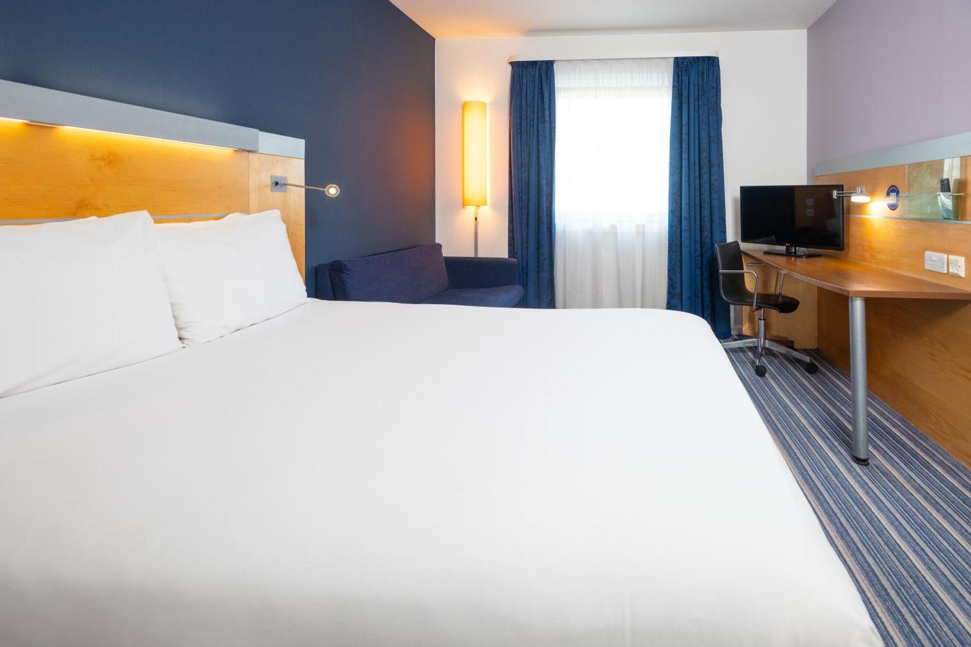 Holiday Inn Express Bedford By Ihg Exterior foto