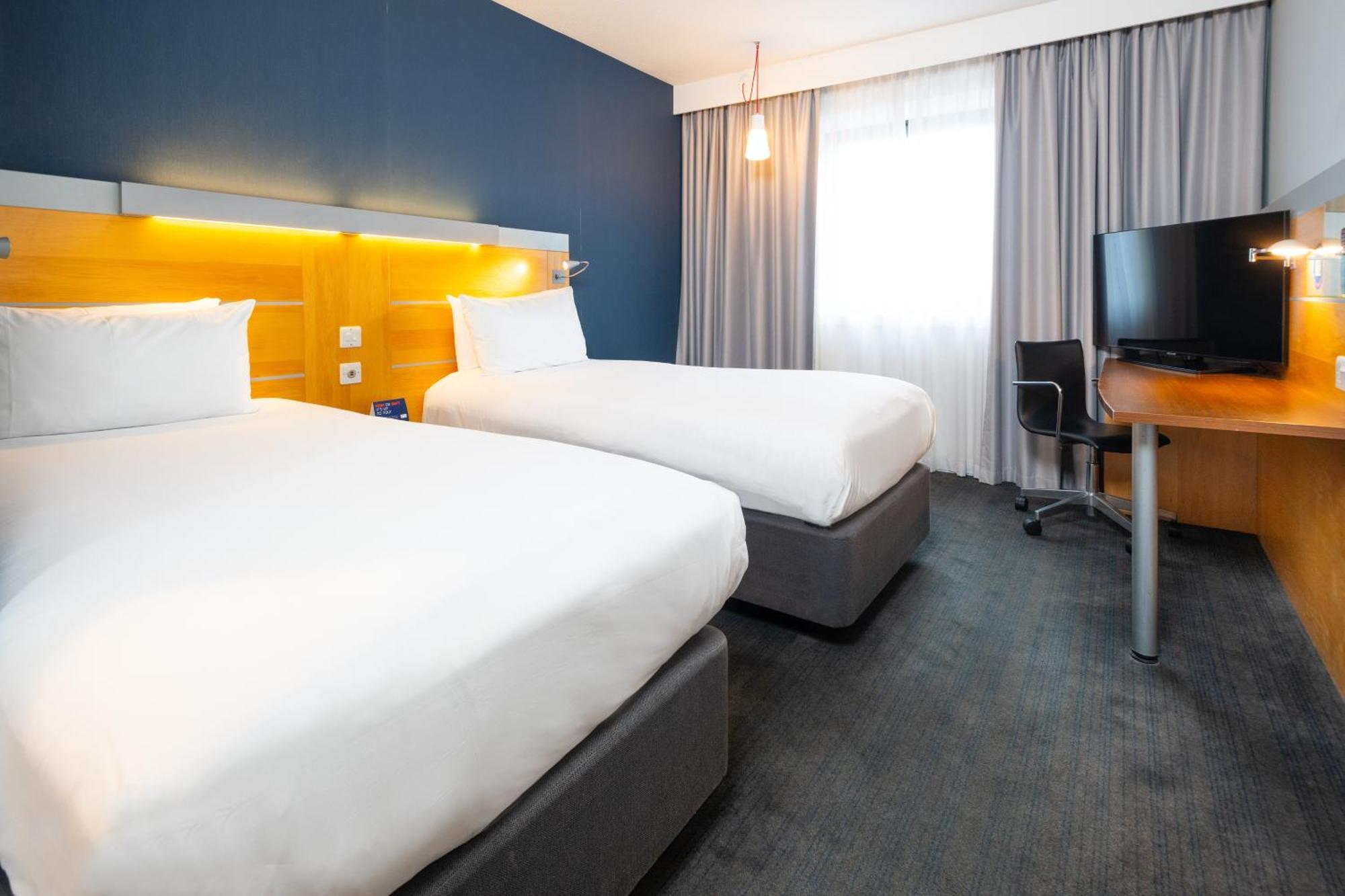 Holiday Inn Express Bedford By Ihg Exterior foto