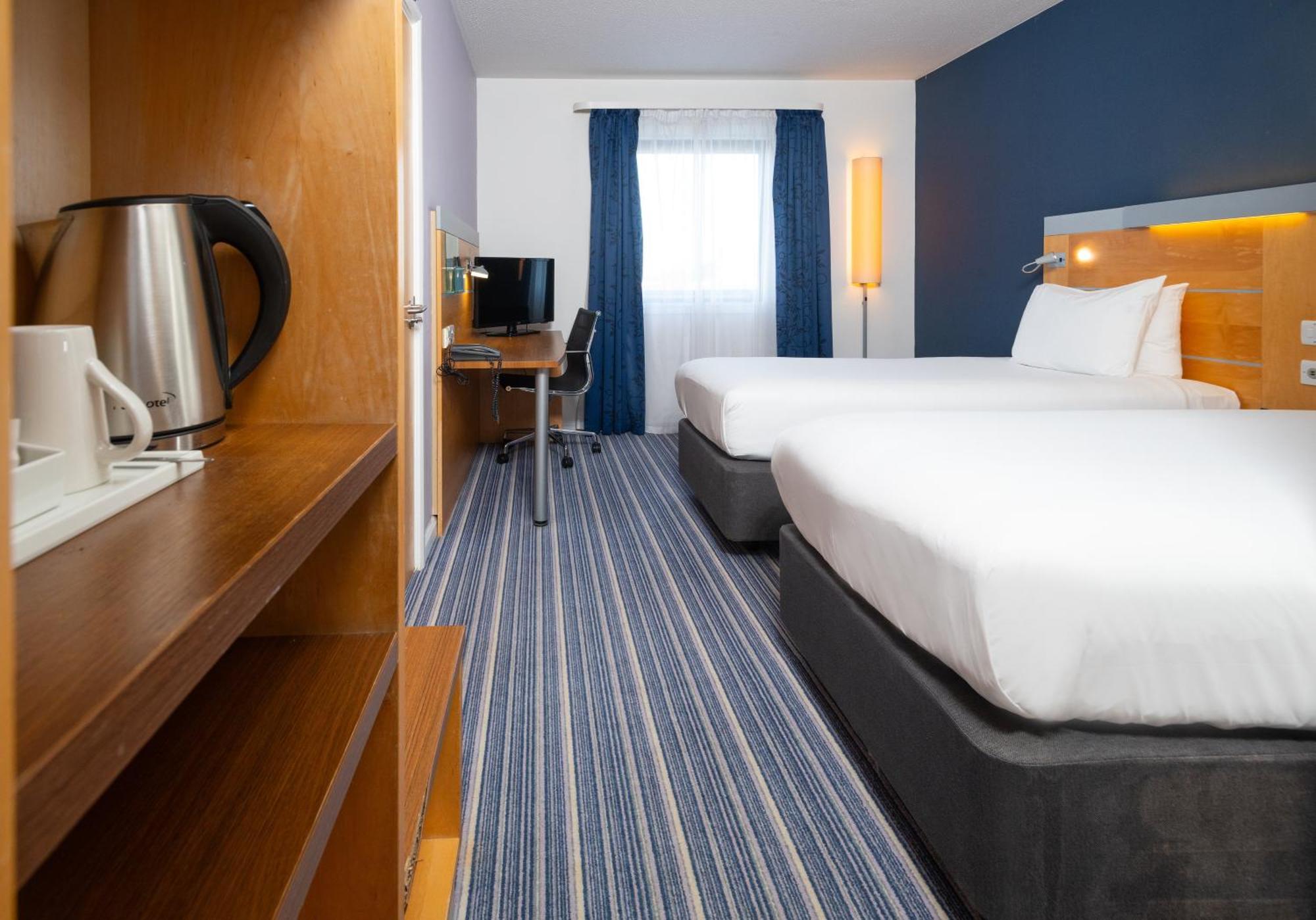 Holiday Inn Express Bedford By Ihg Exterior foto