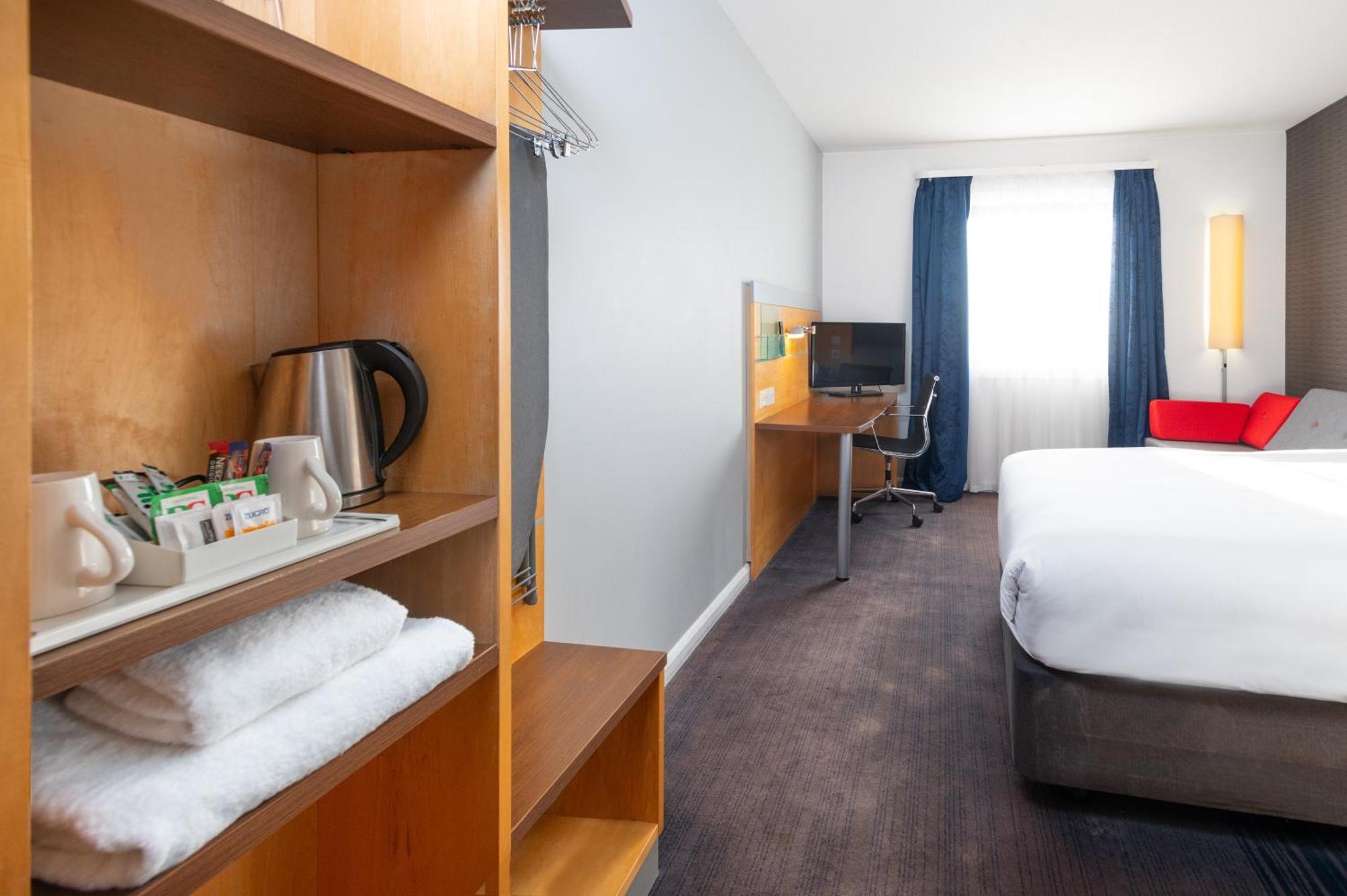 Holiday Inn Express Bedford By Ihg Exterior foto
