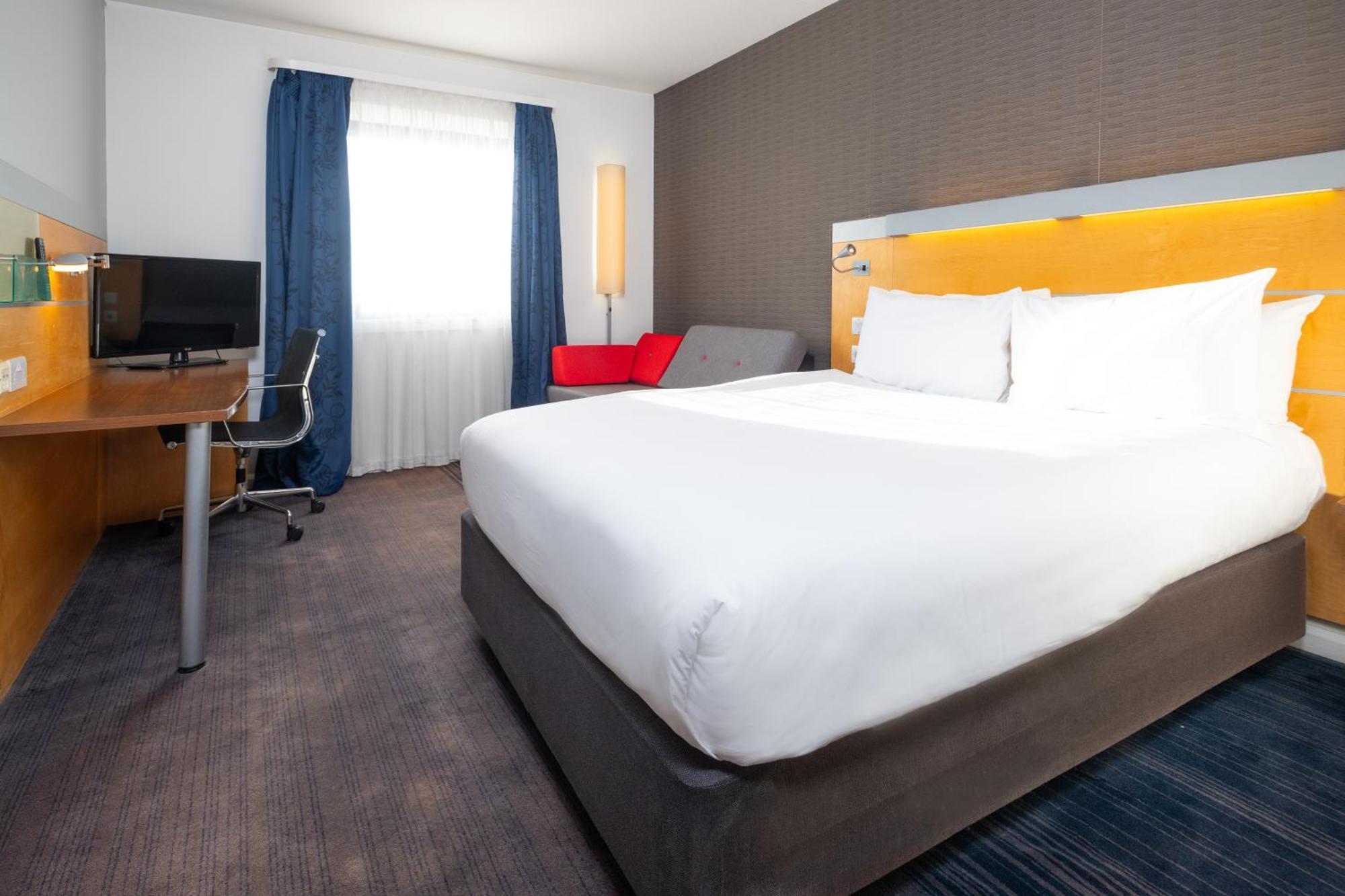 Holiday Inn Express Bedford By Ihg Exterior foto