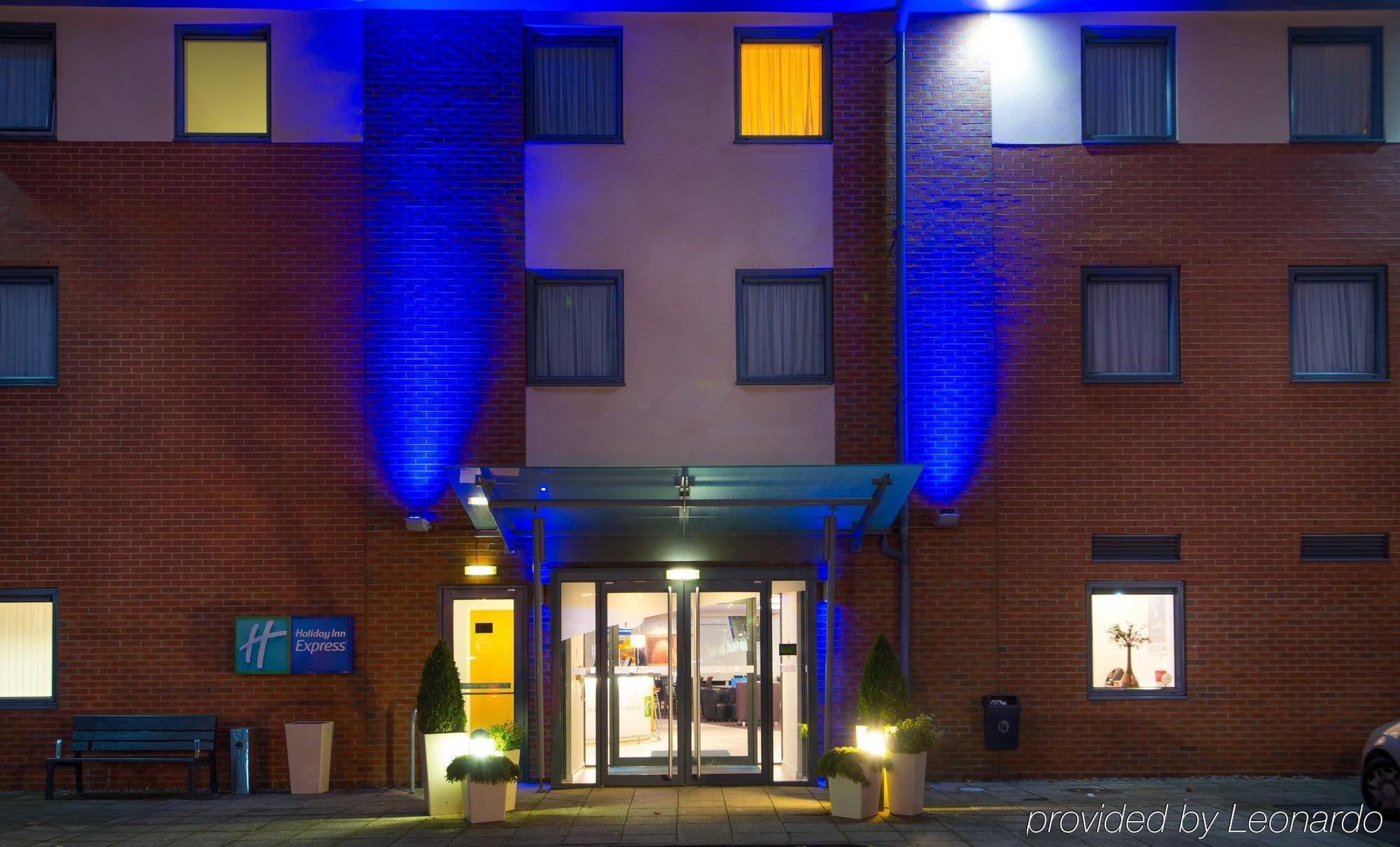 Holiday Inn Express Bedford By Ihg Exterior foto