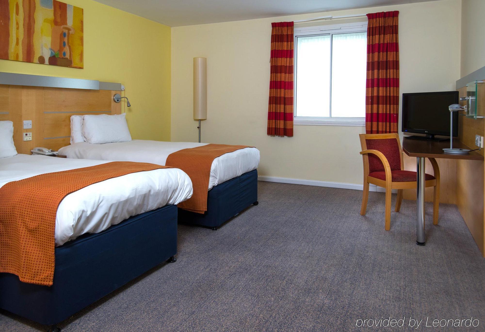 Holiday Inn Express Bedford By Ihg Exterior foto