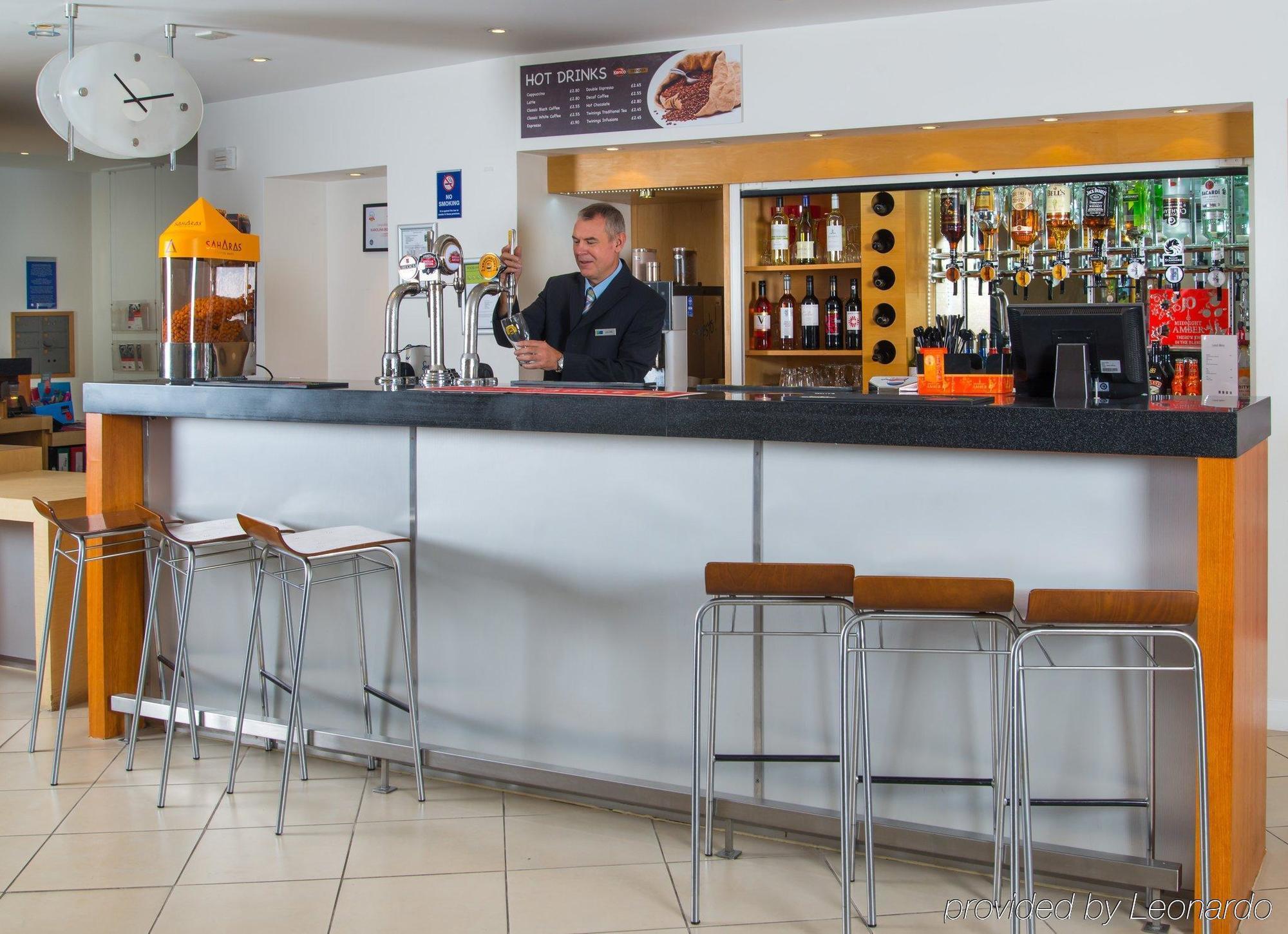 Holiday Inn Express Bedford By Ihg Exterior foto