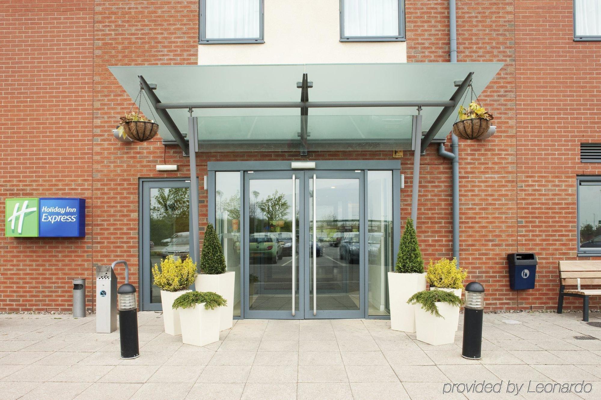 Holiday Inn Express Bedford By Ihg Exterior foto