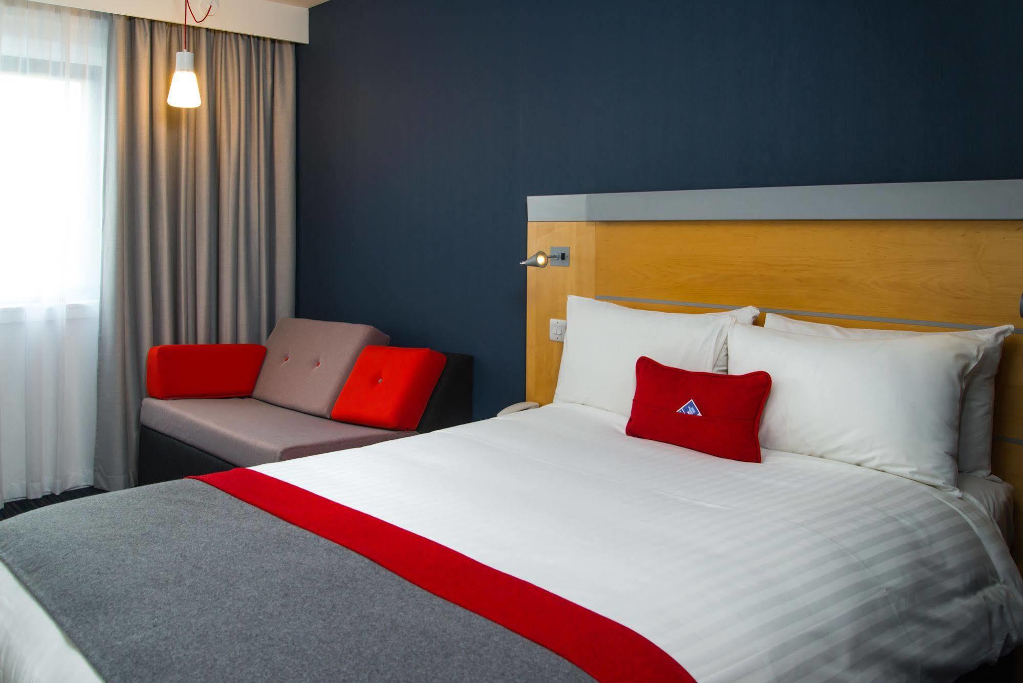 Holiday Inn Express Bedford By Ihg Exterior foto
