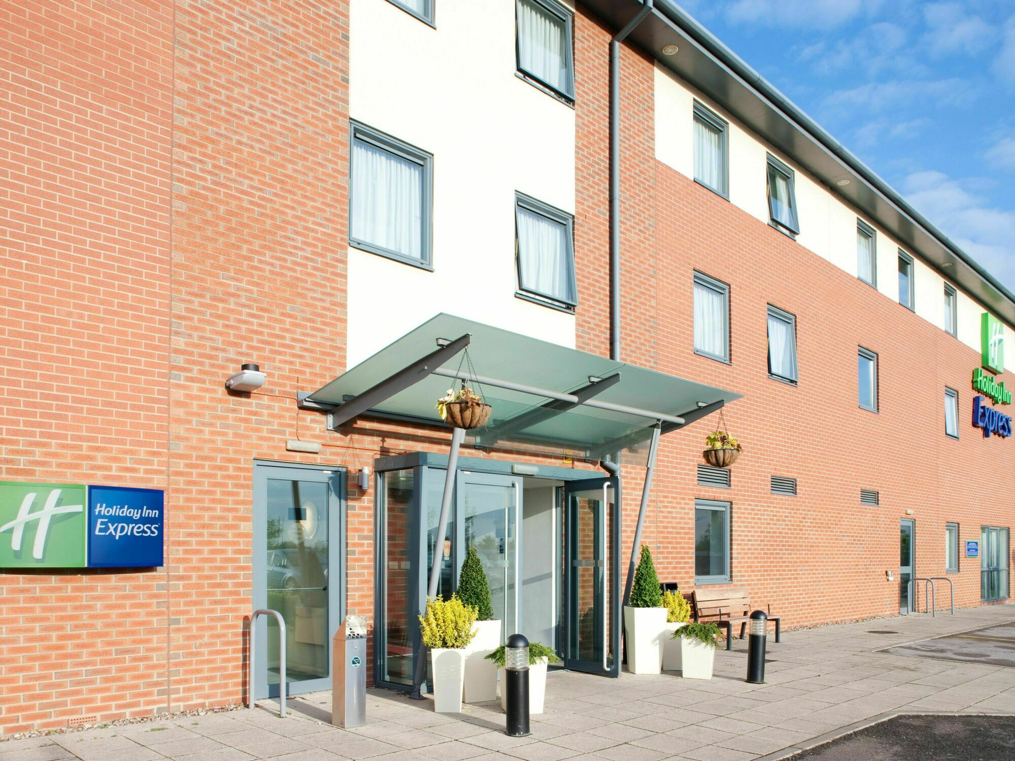 Holiday Inn Express Bedford By Ihg Exterior foto